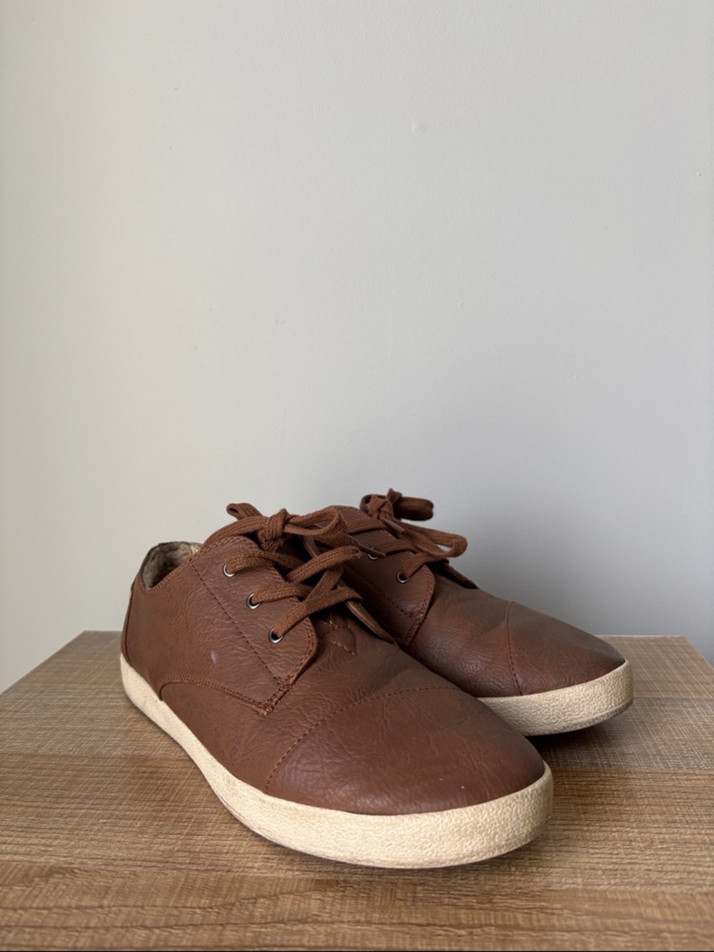 Toms Women's Casual Brown Leatherette Lace-Up Sneakers Size 9